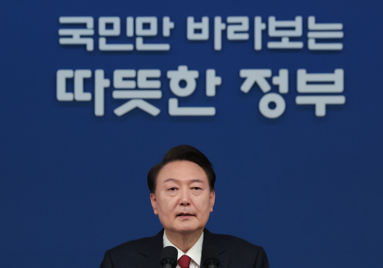 윤석열 대통령이 2024년 갑진년 새해 첫날인 1일 서울 용산 대통령실 청사에서 신년사를 발표하고 있다. 대통령실 제공. 연합뉴스