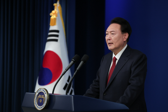 윤석열 대통령이 2024년 갑진년 새해 첫날인 1일 서울 용산 대통령실 청사에서 신년사를 발표하고 있다. (사진=대통령실 제공) 뉴시스