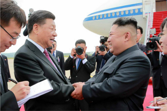 김정은 북한 국무위원장과 부인 리설주 여사가 2019년 6월 21일 오후 평양국제비행장에서 국빈방문한 시진핑 중국 국가주석과 부인 펑리위안 여사를 환송했다. (출처=노동신문) 뉴시스
