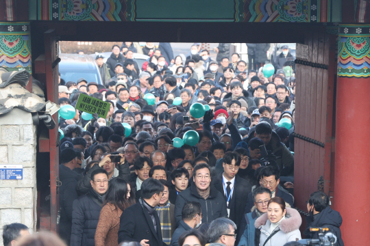 이낙연 전 더불어민주당 대표(앞줄 가운데)가 1일 오전 경기 고양시 행주산성에서 지지자들과 함께 산성 정상으로 이동하고 있다. 연합뉴스