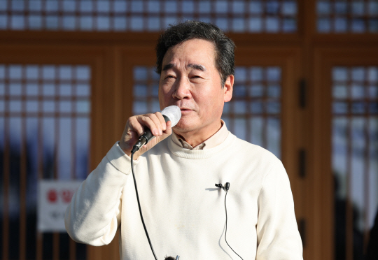 이낙연 전 더불어민주당 대표가 1일 경기 고양시 행주산성 행주대첩비 앞 충의정에서 신년 메세지를 발표하고 있다. 뉴시스
