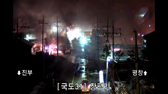 1일 오후 8시 41분쯤 강원 평창군 용평면 장평리 한 액화석유가스(LPG) 충전소에서 폭발 후 화재가 발생해 소방 당국이 진화 작업을 하고 있다. 국토교통부 CCTV 영상 캡처. 연합뉴스