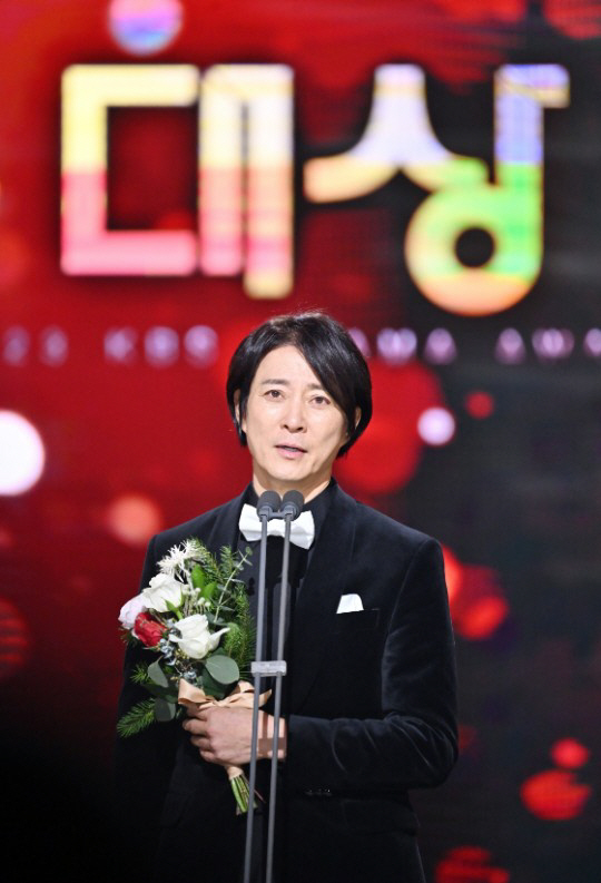 2023 KBS 연기대상 수상한 배우 최수종