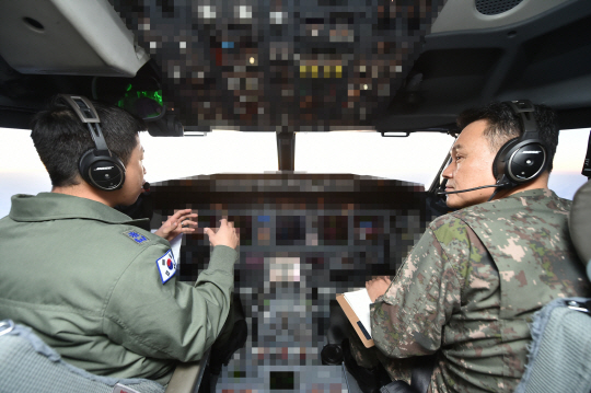 김명수(오른쪽) 합참의장이 1일 항공통제기(E-737)에서 지휘비행을 하며 한반도 전역의 군사대비태세를 점검하고 있다. 합참 제공