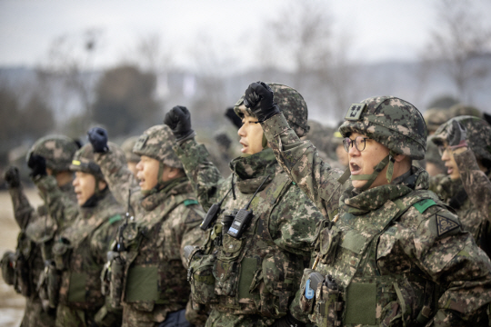 육군 3사단 장병들이 실사격 훈련이 앞서 ‘즉·강·끝’ 대응태세 결의문과 백골구호를 제창하며 대적필승의 각오를 다지고 있다. 육군 제공