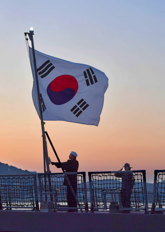 1일 아침, 경남 진해 해군기지에 정박 중인 대조영함에서 장병들이 새해 첫 태극기를 게양하며, 적이 해상에서 도발하면 즉각, 강력히, 끝까지 응징하겠다는 조국해양수호의 결연한 의지를 다지고 있다. 해군 제공