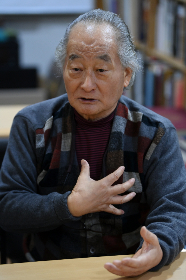 강우방 일향한국미술사연구원장이 문화일보와 인터뷰를 하고 있다.  문호남 기자