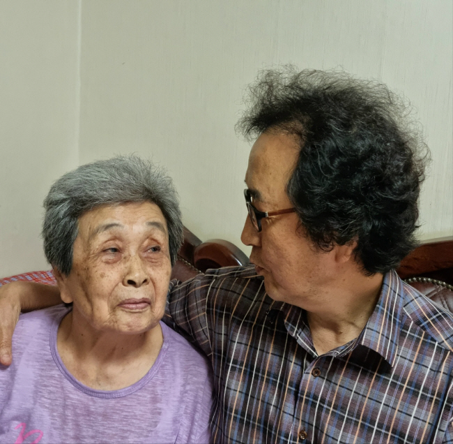 어린 시절에 일 나간 엄마 대신 동생들을 챙겼던 누나(왼쪽)는 어느덧 85세 할머니가 되었다. 나는 지난 8월 누나네 집 거실에서 함께 사진을 찍으며 누나 얼굴에 깃든 세월의 주름에 무한한 애정을 느꼈다.