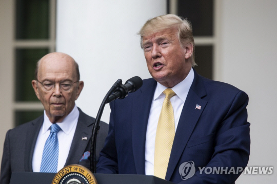 도널드 트럼프 전 대통령 옆에 서 있는 윌버 로스(왼쪽) 전 상무장관. EPA 연합뉴스
