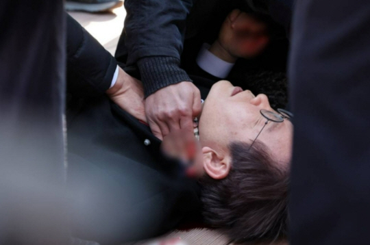 이재명 더불어민주당 대표가 2일 오전 부산 강서구 대항전망대를 방문해 가덕신공항 건설 예정지를 둘러본 뒤 흉기 피습으로 쓰러져 있다. 뉴시스