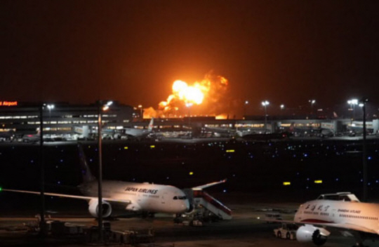 2일 오후 일본 하네다공항 활주로에서 화재가 발생해 화염이 타오르고 있다. 연합뉴스