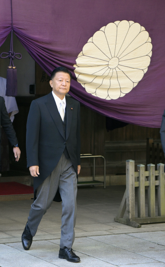 신도 요시타카 일본 경제재생담당상이 2023년 10월 17일 추계 예대제(例大祭·제사)를 맞아 도쿄에 있는 야스쿠니 신사를 참배하고 있다. (도쿄 교도=연합뉴스)