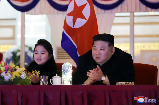 북한 김정은 국무위원장이 평양 5월 1일 경기장에서 2024년 신년경축공연을 관람했다고 조선중앙통신이 1일 보도했다. 공연관람에는 아내 리설주, 딸 주애, 김덕훈 내각총리, 조용원ㆍ박정천 당 비서가 참석했다. (평양 조선중앙통신=연합뉴스)
