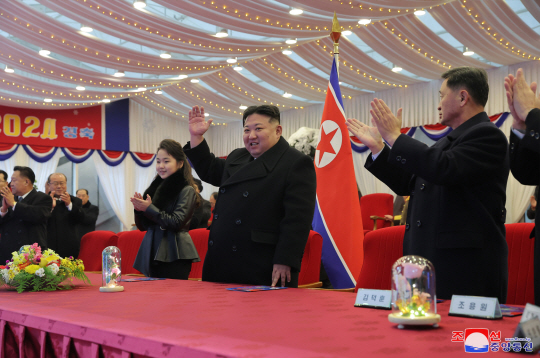 김정은 북한 국무위원장이 평양 5월 1일 경기장에서 2024년 신년경축공연을 관람했다고 조선중앙통신이 1일 보도했다. 공연관람에는 아내 리설주, 딸 주애, 김덕훈 내각총리, 조용원ㆍ박정천 당 비서가 참석했다. 연합뉴스