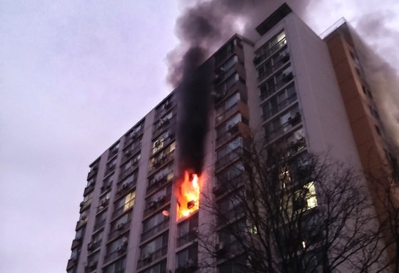 경기 군포 산본동 아파트 화재 현장. 경기도소방재난본부 제공