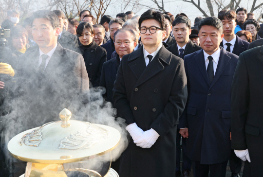 한동훈 국민의힘 비상대책위원장이 1일 오전 서울 동작구 국립서울현충원에서 김대중 전 대통령 묘역을 참배하고 있다. 뉴시스(국민의힘 제공)