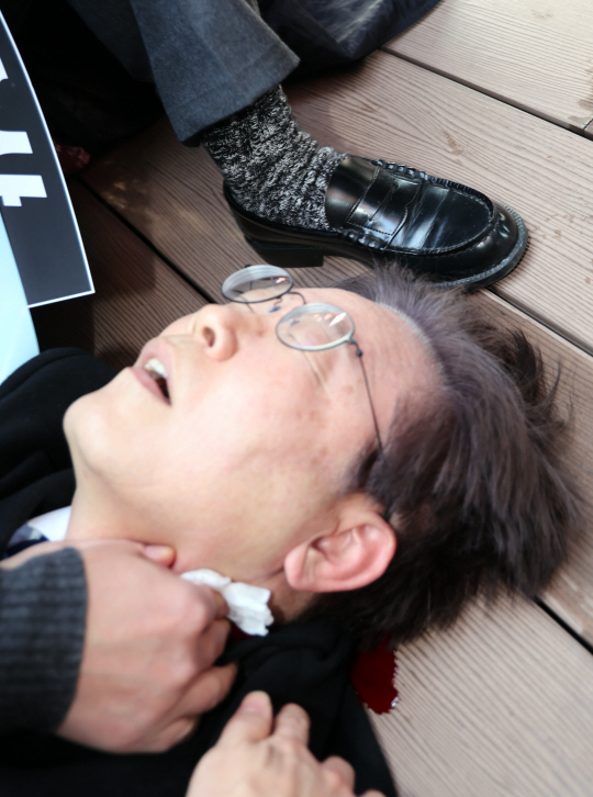 이재명 더불어민주당 대표가 2일 오전 부산 강서구 대항전망대를 방문해 가덕신공항 건설 예정지를 둘러본 뒤 흉기 피습을 당해 쓰러져 있다. 뉴시스
