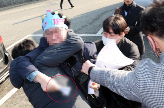 2일 오전 부산 강서구 대항전망대에서 이재명 더불어민주당 대표를 흉기로 습격한 용의자가 흉기를 든 채 경찰에 체포되고 있다. 뉴시스