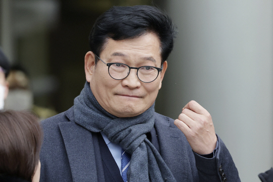 송영길 전 더불어민주당 대표가 지난해 12월 18일 서울 서초구 서울중앙지법에서 열린 구속영장 실질심사를 마치고 대기 장소로 이동하고 있다. 뉴시스