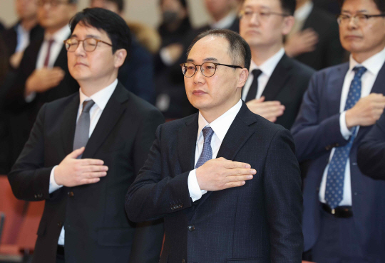이원석 검찰총장이 2일 오전 서울 서초구 대검찰청에서 열린 2024년 신년 인사회에서 국민의례를 하고 있다. 연합뉴스