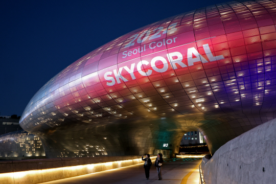 11월 30일 오후 서울 동대문구 DDP 외벽에 ‘2024 서울색’으로 선정된 ‘스카이코랄(SkyCoral)’ 색이 비치고 있다. 뉴시스