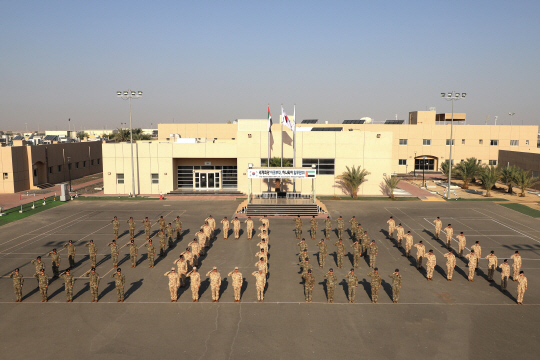 아랍에미리트(UAE)에 파견된 아크부대원들이 지난달 말 2024 모형을 만들어 새해 인사를 하고 있다. 합동참모본부 제공