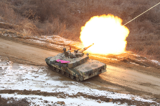 2기갑여단이 2일 경기 파주 무건리훈련장에서 K1A2전차 기동 및 사격훈련을 실시하고 있다. 육군 제공