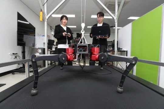 서울과학기술대학교 융합과학대학원 연구원들이 직접 개발한 수중 탐색보행로봇(ST-QUAD)을 조종하고 있다. ST-QUAD는 국방인공지능응용학과 대학원 학생들의 국방로봇 실습에 활용된다. 기사와 직접 관련 없음. 국방일보 제공