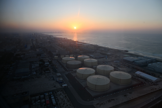 중동의 신흥 강국인 아랍에미리트(UAE)가 원자력발전을 통해 확보한 에너지로 경제발전을 적극 추진하고 있는 가운데, 지난해 12월 28일 페르시아만을 끼고 있는 UAE 두바이의 전기·수도 시설 너머로 해가 뜨고 있다.  문호남 기자