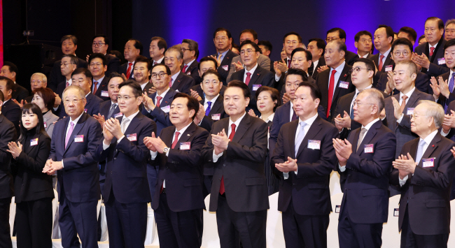 윤석열 대통령이 2일 오전 서울 여의도 중소기업중앙회에서 열린 2024년 경제계 신년인사회에 참석해 박수 치고 있다. 앞줄 오른쪽부터 손경식 한국경영자총협회 회장, 정의선 현대자동차 회장, 최태원 대한상공회의소 회장, 윤 대통령, 김기문 중소기업중앙회장, 이재용 삼성전자 회장, 류진 한국경제인협회 회장, 강지영 로보아르테 대표.  연합뉴스