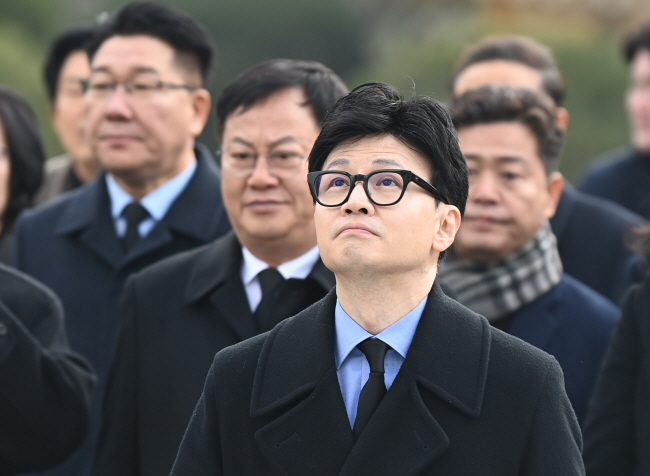 한동훈 국민의힘 비상대책위원장이 2일 오전 대전 국립대전현충원을 찾아 참배하기에 앞서 하늘을 쳐다보고 있다.  박윤슬 기자