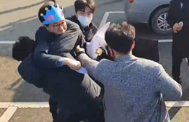 이재명 더불어민주당 대표가 2일 오전 부산 가덕도 신공항 부지 방문 중 피습된 가운데 피의자가 현장에서 체포되고 있다. 바른소리TV 캡처