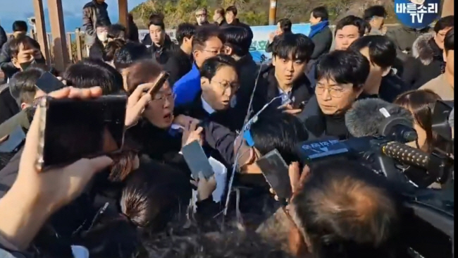 이재명 더불어민주당 대표가 2일 오전 부산 가덕도 신공항 부지 방문 중 신원이 확인되지 않은 남성에게 왼쪽 목 부위를 피습되고 있다. 바른소리TV 캡처