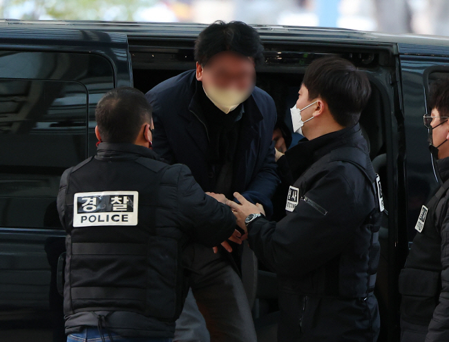 지난 2일 이재명 더불어민주당 대표를 흉기로 찌른 피의자 김모 씨가 부산 연제구 부산경찰청으로 압송되고 있다. 부산경찰청 특별수사본부는 이르면 3일 살인미수 혐의로 김 씨에 대한 구속영장을 신청할 예정이다. 연합뉴스