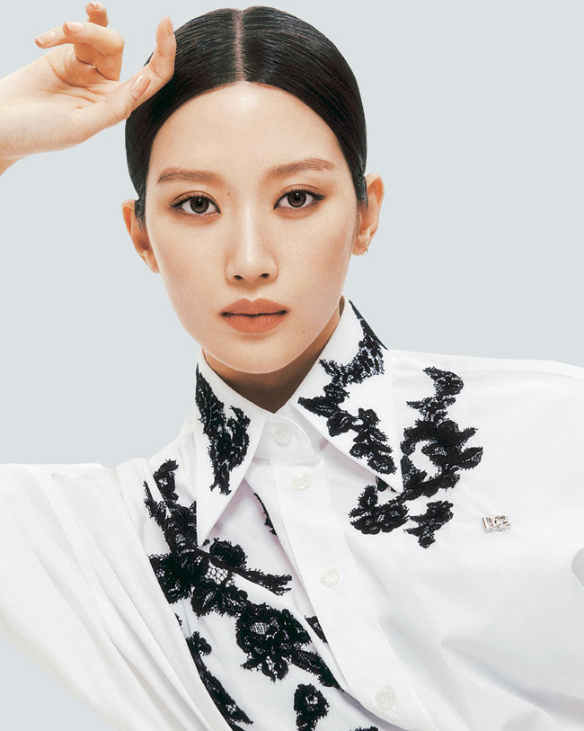 돌체앤가바나 글로벌 앰배서더로 발탁된 배우 문가영이 화이트 색상의 톱 제품을 선보이고 있다. 돌체앤가바나 제공