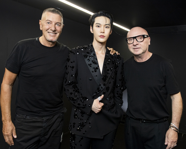 돌체앤가바나의 설립자인 스테파노 가바나(왼쪽)와 도메니크 돌체(오른쪽)가 글로벌 앰배서더 NCT 도영(가운데)과 사진을 찍고 있다. 돌체앤가바나 제공