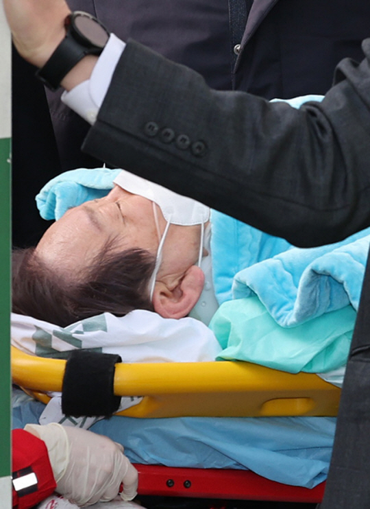 서울 종로구 서울대병원으로 이송되는 이재명 더불어민주당 대표. 연합뉴스