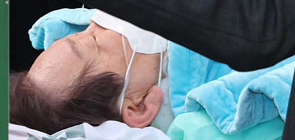 서울 종로구 서울대병원으로 이송되는 이재명 더불어민주당 대표. 연합뉴스