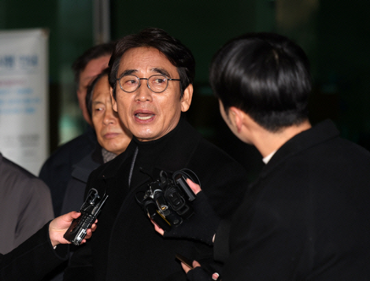 유시민 전 노무현재단 이사장이 지난해 12월 21일 서울 마포구 서울서부지법에서 명예훼손 혐의 항소심 선고 후 소감을 밝히고 있다. 뉴시스