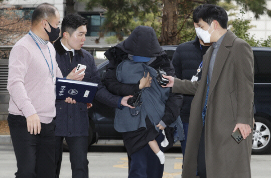 배우 이선균 씨를 협박해 금품을 갈취한 혐의로 구속된 20대 여성이 지난달 28일 오후 인천 미추홀구 인천지법에서 구속 전 피의자 심문(영장실질심사)에 출석하기 위해 아이를 안고 이동하고 있다. 뉴시스
