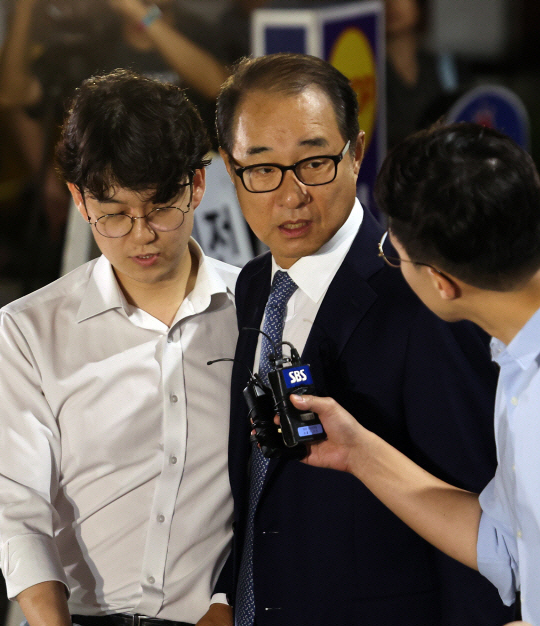 이성만 의원이 지난해 8월 4일 구속영장이 기각돼 경기 의왕시 서울구치소에서 나오고 있다. 연합뉴스