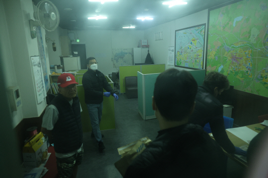 부산경찰청이 3일 오후 충남 아산시에 있는 이재명 더불어민주당 대표를 흉기로 찌른 피의자 김 모(67) 씨의 직장 사무소를 압수수색하고 있다. 연합뉴스