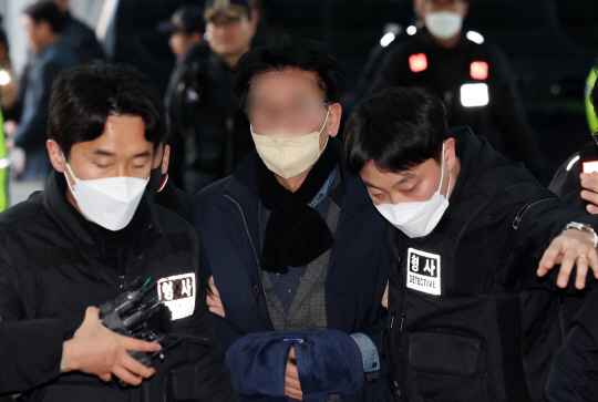 이재명 더불어민주당 대표에게 흉기를 휘두른 혐의로 체포된 60대 남성 김 모 씨가 2일 오후 부산 연제구 부산경찰청에 마련된 수사본부로 압송되고 있다. 뉴시스