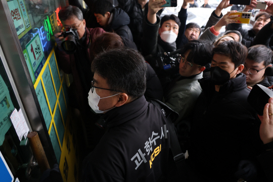 부산경찰청이 3일 오후 충남 아산시에 있는 이재명 더불어민주당 대표를 흉기로 찌른 피의자 김 모(67) 씨의 직장 사무소를 압수수색하고 있다. 연합뉴스