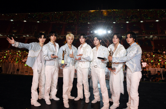 첫 해외 개최된 ‘서울가요대상’에서 대상을 수상한 NCT드림