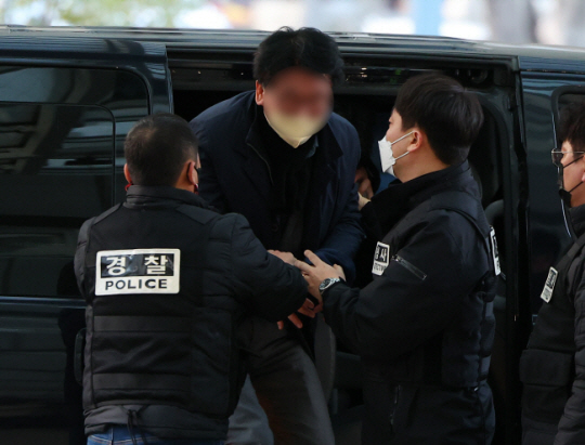 지난 2일 이재명 더불어민주당 대표를 흉기로 찌른 피의자 김모 씨가 부산 연제구 부산경찰청으로 압송되고 있다. 부산경찰청 특별수사본부는 3일 살인미수 혐의로 김 씨에 대한 구속영장을 신청할 예정이다. 연합뉴스
