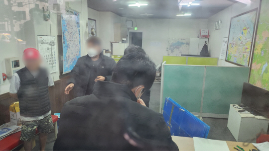 3일 경찰이 이재명 더불어민주당 대표를 흉기로 찌른 충남 거주 60대 남성 김모씨의 충남 아산 배방읍에 위치한 공인중개사무소를 압수수색하고 있다. 뉴시스