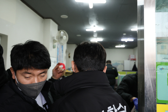 경찰이 3일 충남 아산시 이재명 더불어민주당 대표 피습범 김모(67) 씨의 부동산 사무실을 압수수색하고 있다. 연합뉴스
