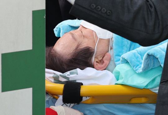 흉기 피습을 당한 이재명 대표가 2일 서울 종로구 서울대병원으로 이송되고 있다. 연합뉴스