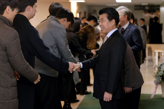 서강석(오른쪽) 송파구청장이 시무식을 마치고 구 공무원들과 인사를 나누고 있다. 송파구청 제공